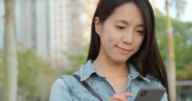 Şehirde Smartphone kullanan genç kadın