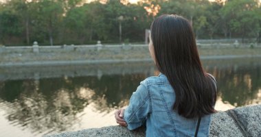 Genç kadın çok uzakta, açık arıyor