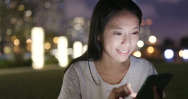 şehirde cep telefonu kullanan kadın