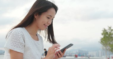 Hong Kong şehirde Smartphone kullanan kadın