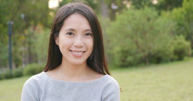 Asyalı genç kadın gülümsüyor 