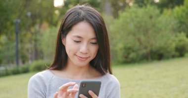 Parkta Smartphone kullanan kadın