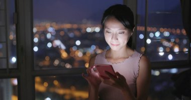 Akşamları evde Smartphone kullanan kadın