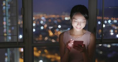 Cep telefonu evde çalışan kadın