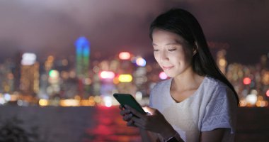 Cep telefonunda geceleri çalışan genç kadın