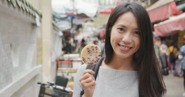 Islak pazarda Hong Kong atıştırmalık yapışkan pirinç kek yemek kadın