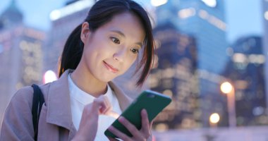 Cep telefonu kullanarak şehirde geceleri işkadını 