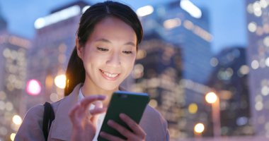 Cep telefonu şehirde geceleri kullanan kadın 