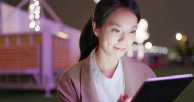 Geceleri tablet bilgisayar kullanarak iş kadını