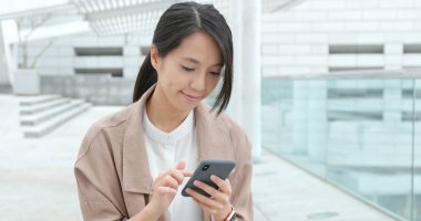 Genç kadın online cep telefonuyla için