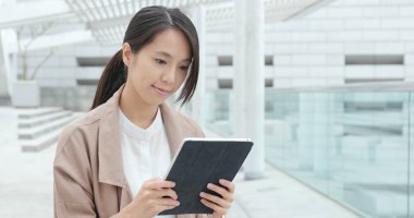 Tablet bilgisayar kullanan kadın