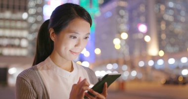 Cep telefonuyla şehirde geceleri işkadını