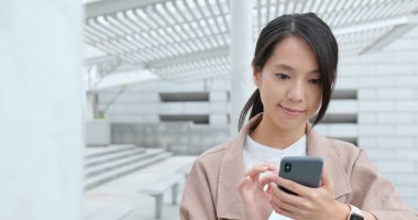 Kadın açık, cep telefonu kısa mesaj gönderme