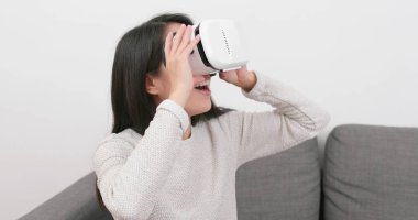 Evde VR aygıtla izlerken kadın