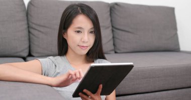 Tablet bilgisayarda film izlerken kadın 