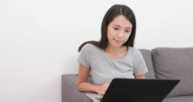 Dizüstü bilgisayar üzerinde çalışan kadın