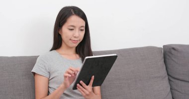 Kadın evdeki tablet bilgisayardan izliyor