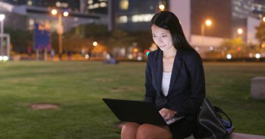 İş kadını iş dizüstü bilgisayar üzerinde geceleri