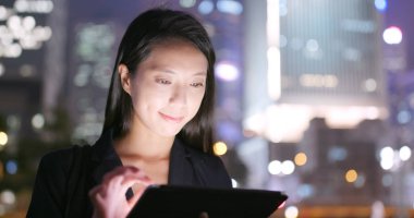 İş kadını tablet bilgisayarda çalışıyor