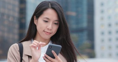 cep telefonu açık, kullanan kadın