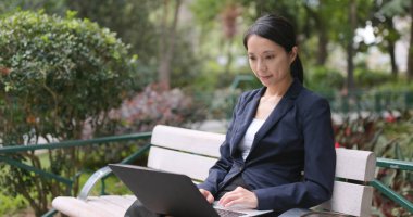 Asya işkadını üstünde laptop çalışma  