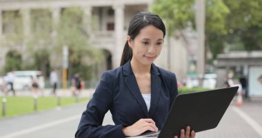 İş kadını iş dizüstü bilgisayarda City Hong Kong