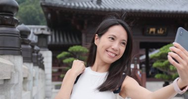 Selfie almak için cep telefonu kullanan kadın seyahat 