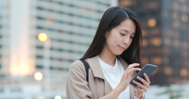 Cep telefonuyla şehirde iş kadını