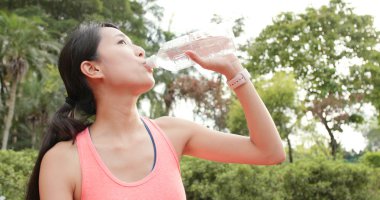 Spor kadın bardak su, açık koşu yaptıktan sonra