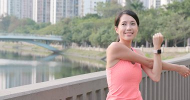 Park açık el uzanan kadın