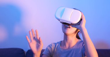 Kadın oyun Vr aygıt ile mor ve mavi ışık ile