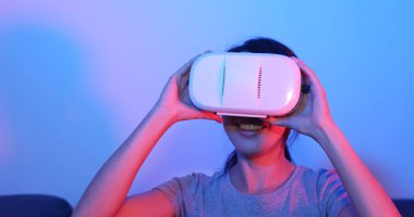 Kadın at VR cihaz arıyor 