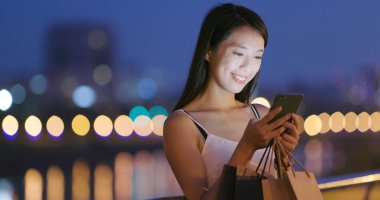 Çok sayıda alışveriş torbaları Taipei şehir geceleri tutan kadın