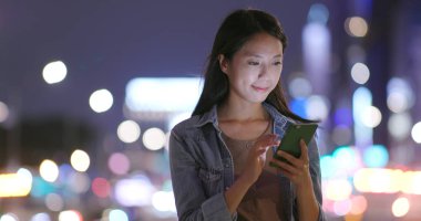 Cep telefonuyla şehirde gece kadın