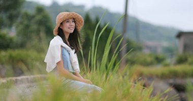 Kadın seyahat ve oturup manzara keyfini