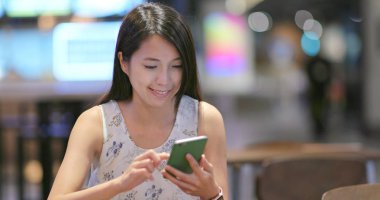 Kadın cep telefonu kafede okuyun