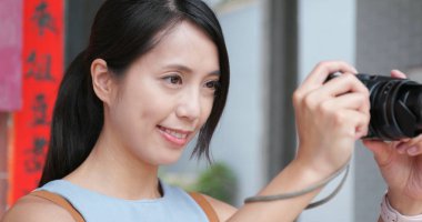 Kadın alarak fotoğraf makinesinde ne zaman seyahat