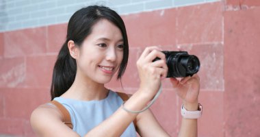 Kadın alarak fotoğraf makinesinde ne zaman seyahat