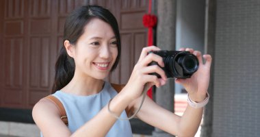 Çin eski binasında vlog ayırdığınız için dijital fotoğraf makinesi kullanan kadın seyahat