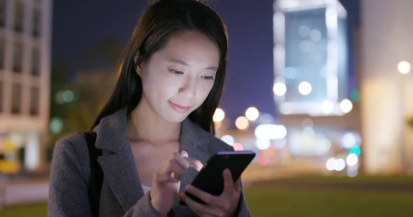 Mujer Negocios Usando Teléfono Celular Por Noche —  Fotos de Stock