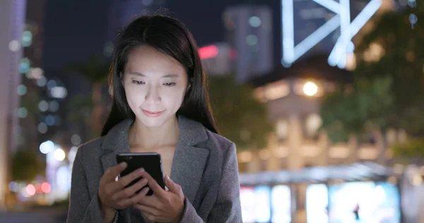 Mulher Usando Smartphone Para Line Livre Noite — Fotografia de Stock