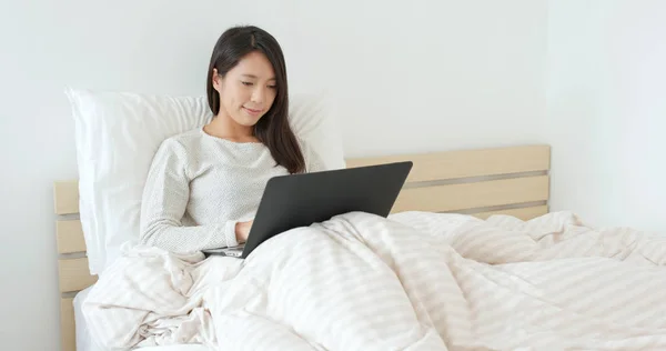 Vrouw Met Behulp Van Zakboekje Computer Bed — Stockfoto