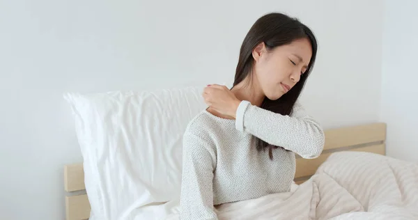 Mujer Sintiendo Dolor Hombro Cama —  Fotos de Stock