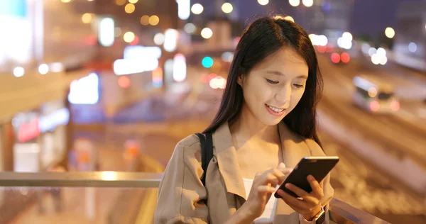 Женщина Использующая Мобильный Телефон Городе Ночью — стоковое фото