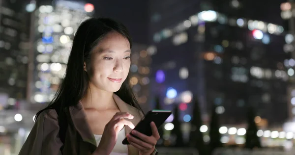 Mujer Usando Teléfono Móvil Por Noche —  Fotos de Stock