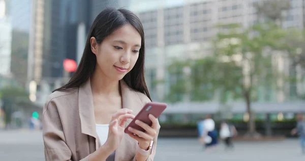 Mulher Usando Smartphone Cidade — Fotografia de Stock