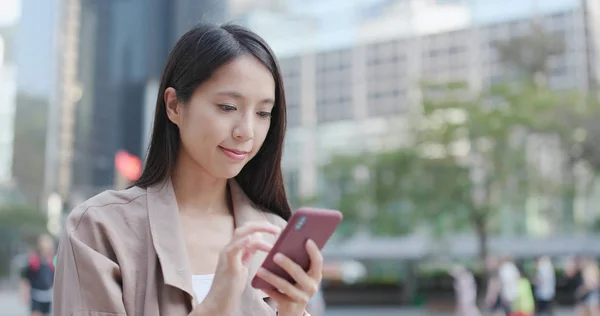 Mujer Usando Smartphone Ciudad — Foto de Stock