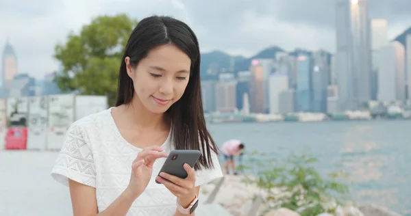 Mulher Usando Telefone Celular Hong Kong — Fotografia de Stock