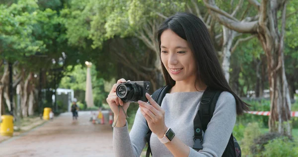 都市公園の背景を持つ女性を旅行します — ストック写真