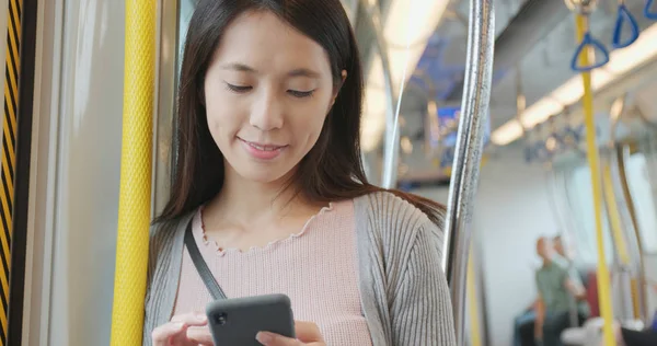 Trende cep telefonu kullanan kadın